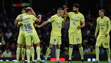 Jugadores del América celebran un gol.