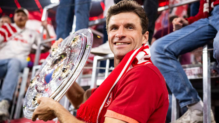 Thomas Müller mit der Meisterschale Thomas Müller mit der Meisterschale
