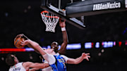 Jalen Duren, de los Detroit Pistons, bloquea el balón ante Cooper Flagg, de los Dallas Mavericks, durante el NBA Mexico City Game 2025 en la Arena CDMX.