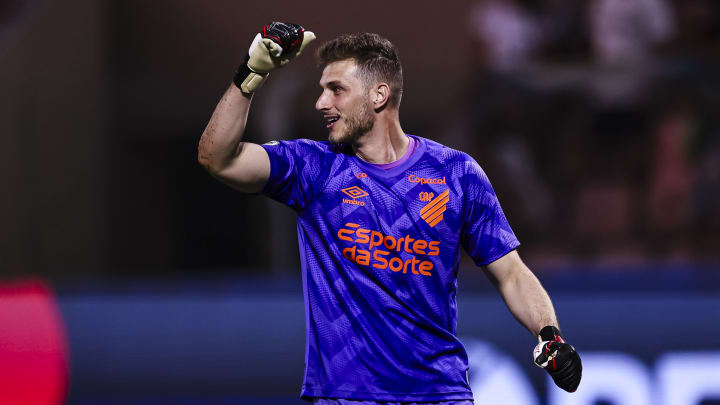 Goleiro Bento retorna ao time do Athletico-PR