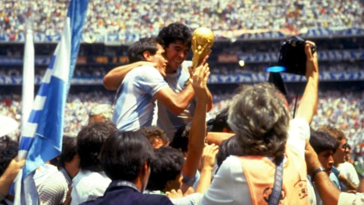 El Estadio Azteca a sus pies. Diego Armando Maradona alza el trofeo de la Copa del Mundo en 1986.
