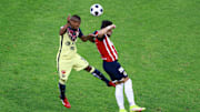 Pedro Aquino pelea un balón con Alexis Vega.