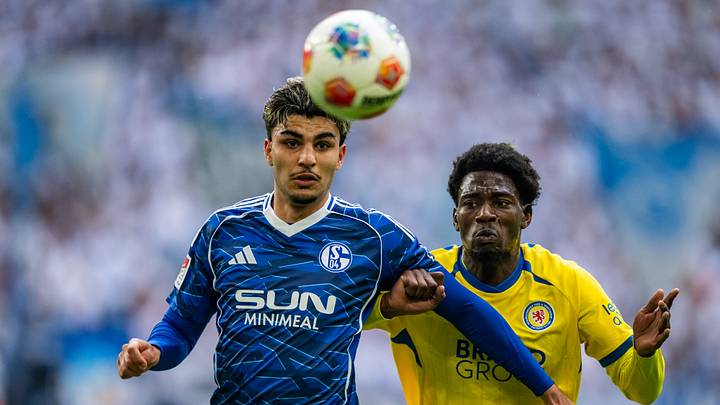 Mertcan Ayhan im Einsatz für Schalke Mertcan Ayhan im Einsatz für Schalke