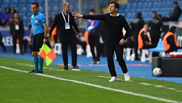 Emre Belözoğlu oyuncularını uyarıyor.