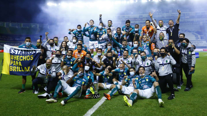 Jugadores del León celebran un título.