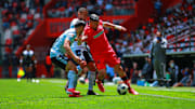 Alexis Canelo en la pelea de un balón.