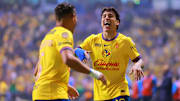 El estadounidense Alejandro Zendejas festeja el gol de la remontada con Jonathan Dos Santos.