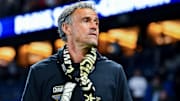 Luis Enrique, l'entraîneur du PSG peut finir sa première saison au club en remportant la Ligue 1 et la Coupe de France.