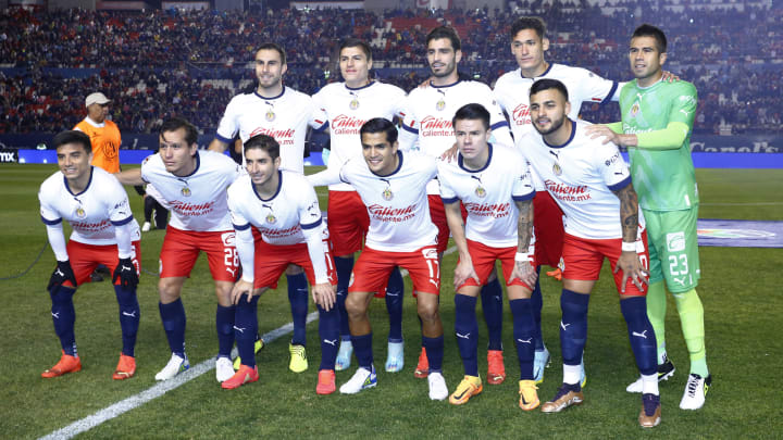 El once titular que presentó Chivas para enfrentar al San Luis en la Fecha 2 de la Liga MX. El once titular que presentó Chivas para enfrentar al San Luis en la Fecha 2 de la Liga MX.