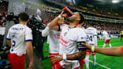 Jugadores de Chivas celebran un gol.