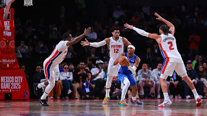 Detroit cerró la defensa en los últimos minutos y así le ganó a Dallas en México. Con Duren y Cunningham como figuras.