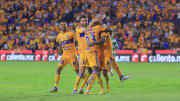 Jugadores de Tigres UANL celebran un gol.