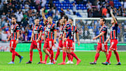 Jugadores de las Chivas celebran un gol.