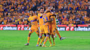 Jugadores de Tigres celebran un gol.