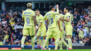 Jugadores del América celebran un gol.