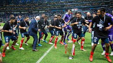 Jugadores de Rayados de Monterrey celebran un título.
