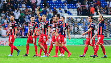 Jugadores de las Chivas del Guadalajara celebran su victoria ante Rayados de Monterrey.