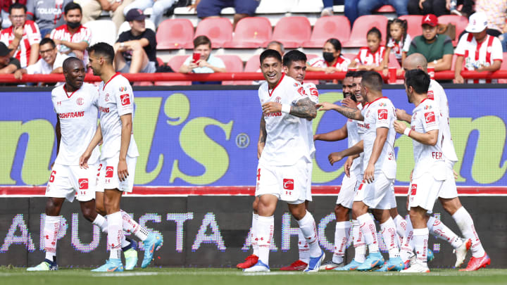 Jugadores del Toluca celebran un gol ante Necaxa.