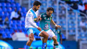 Diego de Buen y Fernando Navarro en la pelea de un balón.