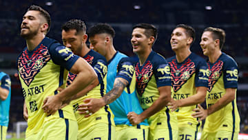Jugadores del América celebran un gol.