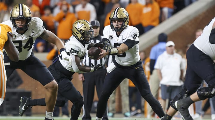 Nov 25, 2023; Knoxville, Tennessee, USA; Vanderbilt Commodores quarterback Ken Seals (8) hands the ball off to running back Sedrick Alexander (28) against the Tennessee Volunteers during the second half at Neyland Stadium. Mandatory Credit: Randy Sartin-USA TODAY Sports