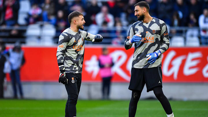 Arnau Tenas et Gianluigi Donnarumma sot poussés vers la sortie.