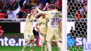 Jugadores del América celebran un gol.