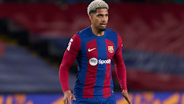 Ronald Araujo, do Barcelona, acerta com a Juventus
