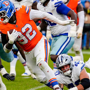 NFL, American Football Herren, USA Football 2025: Dallas Cowboys Vs Denver Broncos Oct 26 October 26, 2025: Denver Broncos linebacker Dondrea Tillman (92) breaks the tackle of Dallas Cowboys running back Hunter Luepke (40) after he intercepted a pass in the fourth quarter of the football game between the Denver Broncos and Dallas Cowboys.