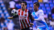 Antonio Briseño y el chileno Pablo Parra disputan la pelota en la fase regular del Grita México 2021.