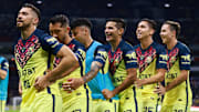 Jugadores del América celebran un gol.