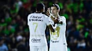 Diogo de Oliveira y Juan Ignacio Dinenno celebran un gol.