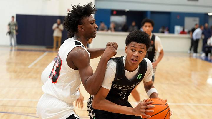 Team Durant’s Babatunde Oladotun (4) drives to the basket during a game at Nike EYBL at the Memphis Sports & Events Center on Saturday, May 17, 2025.