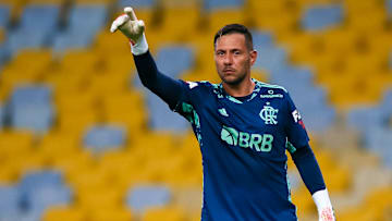 Jornal publicou matéria reforçando problema de relacionamento entre Diego Alves e Paulo Sousa e cravou que goleiro não estaria nos planos. Clube nega.