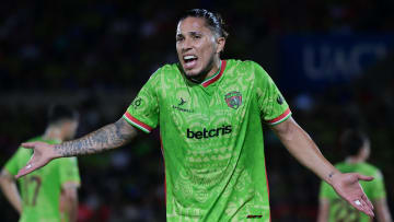 El jugador Carlos Salcedo en un partido de los Bravos de Juárez.