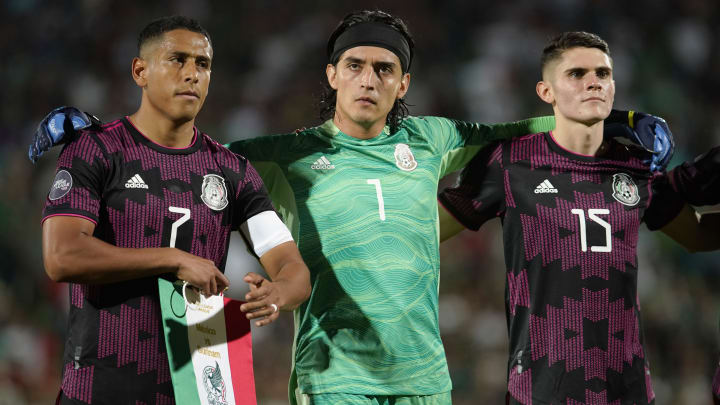 Luis Romo, capitán de México, a lado de Carlos Acevedo e Israel Reyes, quienes fueron titulares en la victoria 3-0 sobre Surinam.