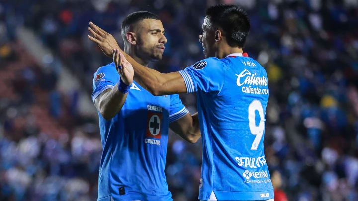 El griego Giorgos Giakoumakis y Ángel Sepúlveda celebran un gol de Cruz Azul en la Liga MX