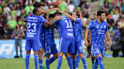 Jugadores de Tigres celebran un gol.