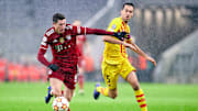 Lewandowski reencontra antigo time ao lado do torcedor que tanto gritou seu nome em temporadas anteriores 