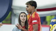 Lamine Yamal y su novia Alex Padilla en la celebración de triunfo de España en la Eurocopa 2024 