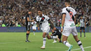 Alex Teixeira abriu o caminho para a vitória vascaína no Maracanã