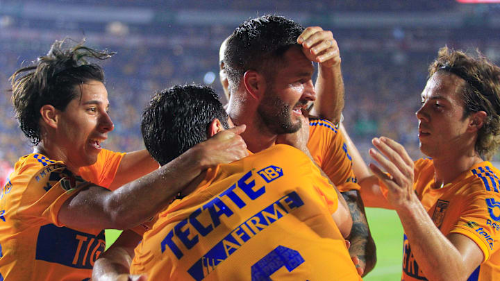 Jugadores de Tigres celebran un gol.