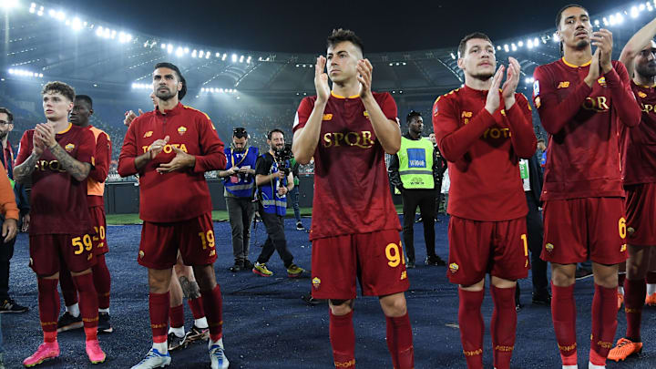 Roma oyuncuları tribünleri selamlıyor.