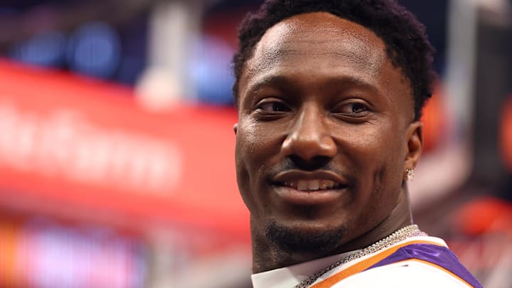 Deebo Samuel Sr. in attendance of the Phoenix Suns game against the Los Angeles Clippers 
