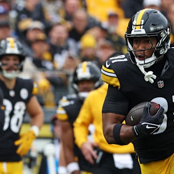 Nov 2, 2025; Pittsburgh, Pennsylvania, USA; Pittsburgh Steelers tight end Jonnu Smith (81) runs the ball during the second half against the Indianapolis Colts at Acrisure Stadium. Mandatory Credit: Charles LeClaire-Imagn Images