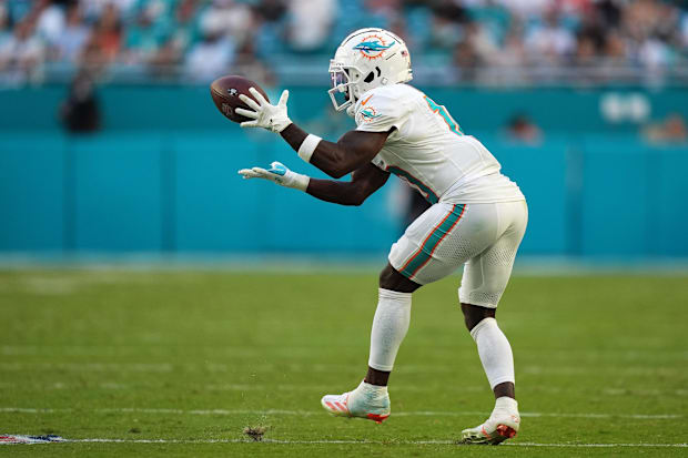  Miami Dolphins wide receiver Tyreek Hill (10) makes a catch during overtime against the New York Jets at Hard Rock Stadium.