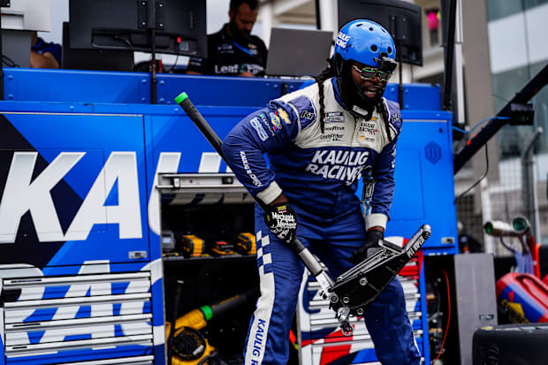 McFadden says that working on a NASCAR pit crew gave him the same "locker-room feel" he had when playing football.