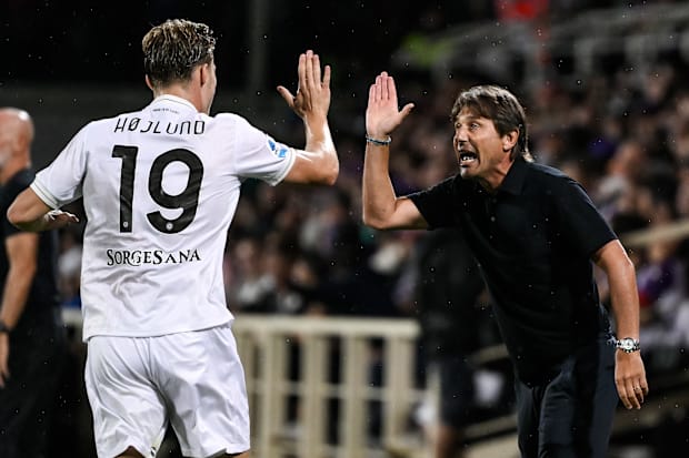 ราสมุส ฮอยลุนด์ (ซ้าย) ฉลองกับอันโตนิโอ คอนเต้