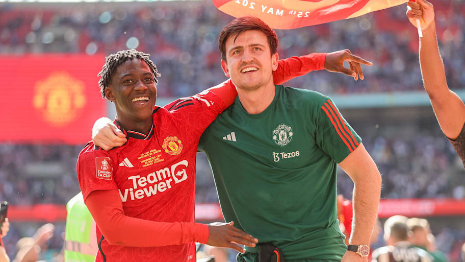 Kobbie Mainoo (left) and Harry Maguire.