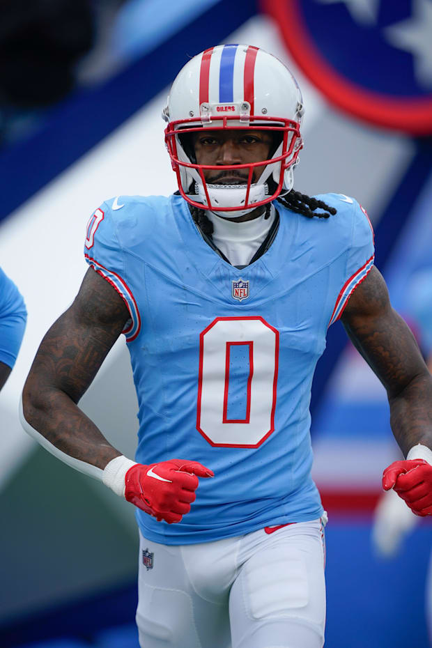 The wide receiver of Tennessee Calvin Ridley (0) heats up